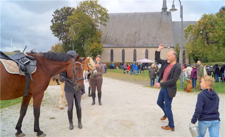 Mit Schwung segnete Bernd Gilles die Zwei- und Vierbeiner aus der Eifelregion.