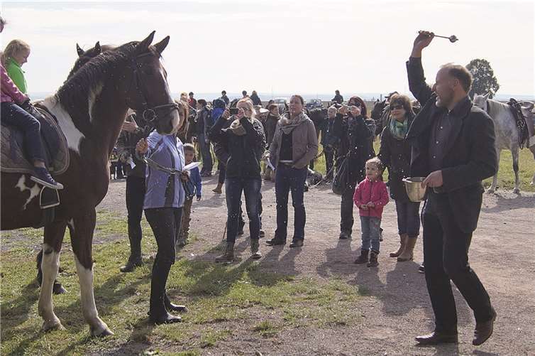 Mit Schwung segnete Gemeindereferent Bernd Gilles an der Schwanenkirche Ross und Reiter, aber auch Hunde und Esel. TT