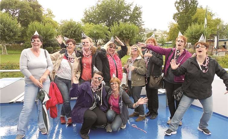 Mit Seemannsliedern, Augenklappen und Piratenhütchen ausgestattet hatten die "Saffiger Mädels" ihre helle Freude. privat
