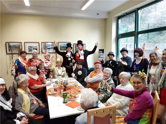 Mit Sekt, Kaffee und kleinen „Schnittchen“ wurden die Gäste bewirtet und zogen gut gestärkt in die anstrengenden Karnevalstage.