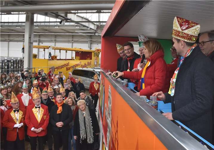 Mit Sekt taufte MinisterpräsidentinMalu Dreyer den Inklusionswagen für den Rosenmontagszug.