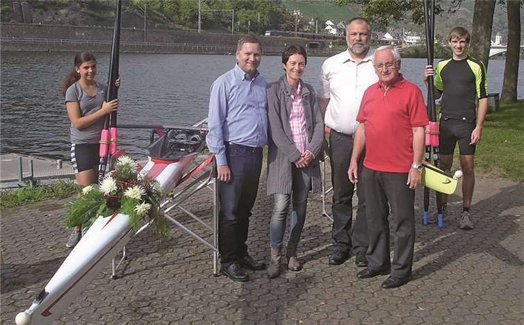 Mit Sekt und guten Wünschen wurden die beiden Renneiner beim Abrudern der RG Treis-Karden getauft: (V. l.) Svenja Klee, Hans-Peter und Daniela Schnorpfeil, Peter Löhr, Hans Bischof und Alexander Diedrich.Privat