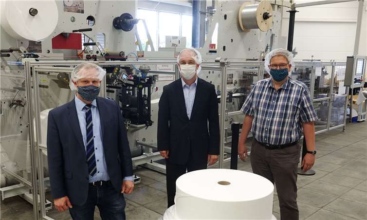 Mit Sicherheitsabstand und den Anforderungen an die Produktion von Hygieneartikeln entsprechend (von links): Oberbürgermeister Jan Einig, W+D-Geschäftsführer Frank Eichhorn und Wirtschaftsförderer Jürgen Müller am neu eingerichteten Teststand, an dem Schutzmasken produziert werden.Foto: Stadt Neuwied