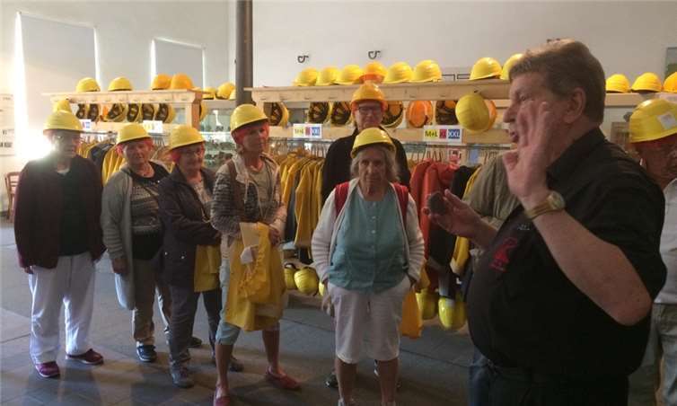Mit Sicherheitskleidung ausgestattet, verfolgten die Teilnehmer bei einer angenehmen Temperatur von 9 Grad die Erläuterungen ihres Unterweltführers in den Lavakellern.Fotos: privat