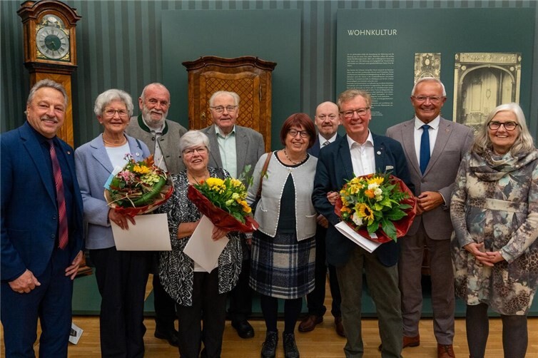 Mit Sigrid Speer (2.v.l.), Brigitte Boden (4.v.l.) und Günter Wittlich (3.v.r) links) würdigte Landrat Achim Hallerbach in Gegenwart von Verbandsbürgermeister Hans-Werner Breithausen, Bürgermeistern Monika Kukla und dem 3. Beigeordneten der Ortsgemeinde Kurtscheid, Dominik Geisen im Roentgen-Museum ein ausgezeichnetes Trio im Ehrenamt.Foto: Martin Boden / Kreisverwaltung Neuwied