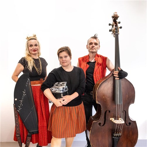 Mit Silja Palomäki (links) an der Kantele und dem Kontrabassisten Jani Snellman setzt Anne-Mari Kivimäki musikalische Ausrufezeichen. Foto: Anni-Mari Kivimäki