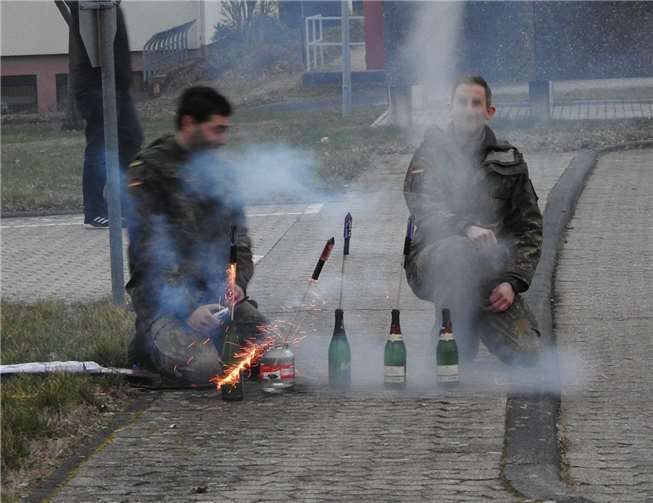 Mit Silvesterraketen gegen die närrische Streitmacht. Ein auswegloses Unterfangen.