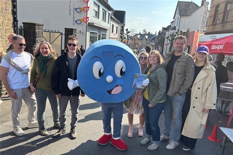 Mit Sonne und Maskottchen beim Mendiger Frühlingserwachen - Katrin Oesterwind mit Familie und Freunden