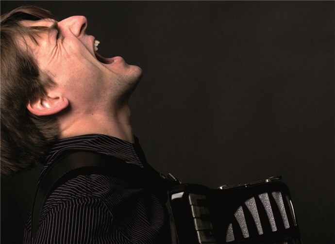 Mit „Sous le ciel de Paris“ spannt Søren Thies den Bogen von den 20er und 30er Jahren bis hin zur nostalgisch geprägten Musik unserer Tage. Reinhard_Langschied