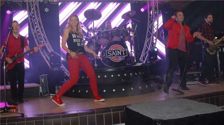 Mit Spannung erwartet: Die Cover-Band „Saint“ mit ihrer tollenBühnenshow brachte das Kleinmaischeider Bürgerhaus zum Wackeln.