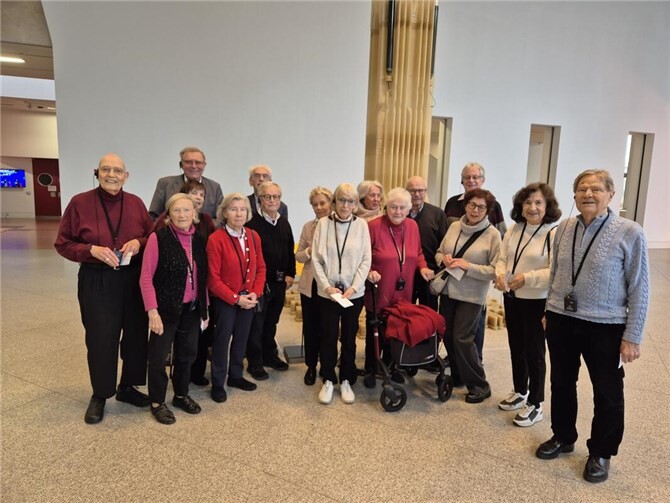 Mit Spannung erwartet die Gruppe die Führung durch die Ausstellung. Foto: privat