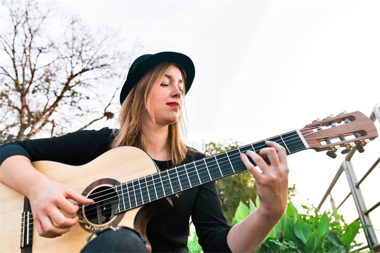 Mit Spannung erwartete gastiert die niederländische Gitarristin und Komponistin Karlijn Langendijk am 3. September mit ihrem aktuellen Programm in Lucis Kuchenhaus.
