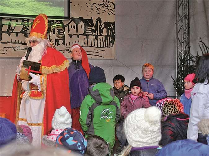 Mit Spannung erwarteten die Kinder den Besuch des Nikolaus auf dem Zintemaat. Nach einer kleinen Geschichte verteilte der Nikolaus die begehrten Weihnachts-Wecken an die Kinder.