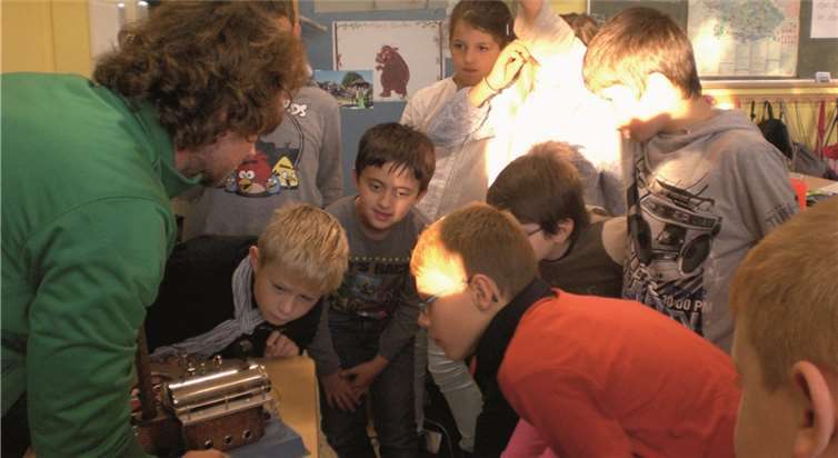 Mit Spannung und Spaß lernten die Kinder der Regenbogenschule, wie Strom erzeugt werden kann.privat