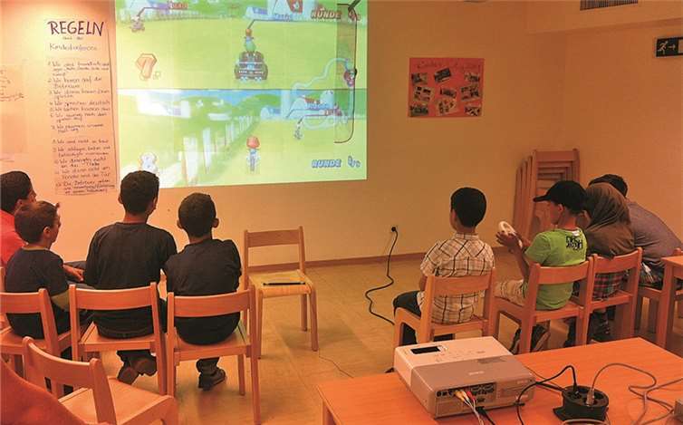 Mit Spannung verfolgen die Kids die Autorennen beim Wii-Turnier von „Kinder City“. Stadt Meckenheim