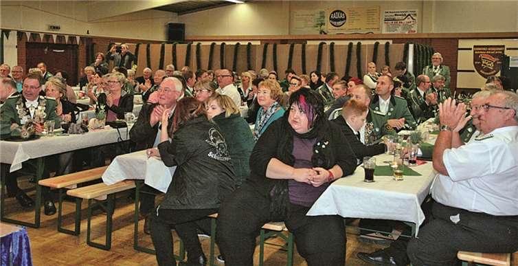 Mit Spannung verfolgten die Gäste in der Ludwig-Fett-Halle die Bekanntgabe der Bezirksmajestäten 2014.