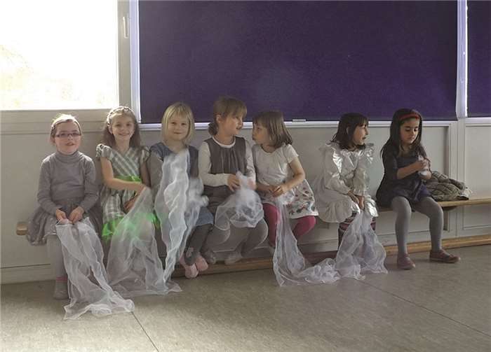 Mit Spannung warten die Kids auf ihren Auftritt. privat