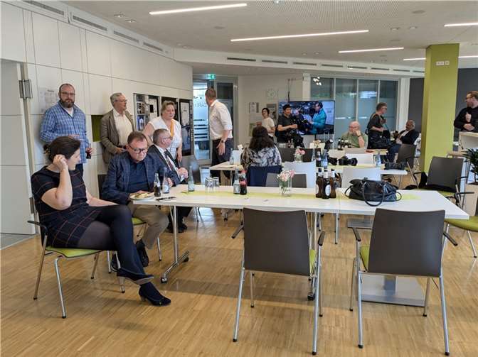 Mit Spannung werden die Ergebnisse in der Kreisverwaltung verfolgt. Foto: KS