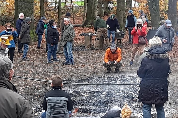 Mit Spannung wird der Moment erwartet, wenn die Braten aus der Glut geholt werden.