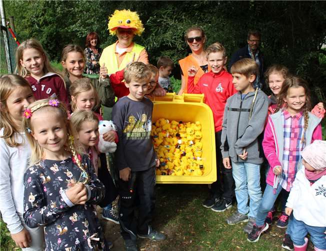 Mit Spannung wurde der Start des 13. Gimmiger Entenrennens erwartet.Fotos: DU