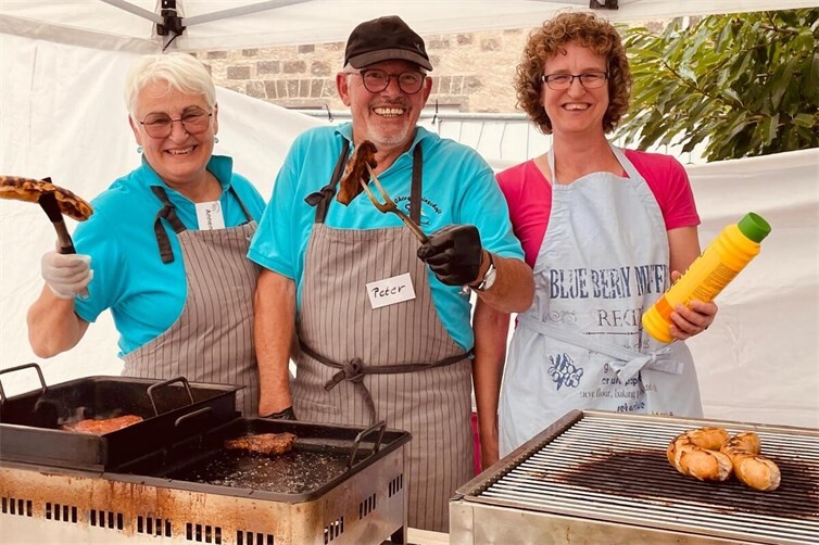 Mit Spaß am Grill! Für das leibliche Wohl wurde bestens gesorgt