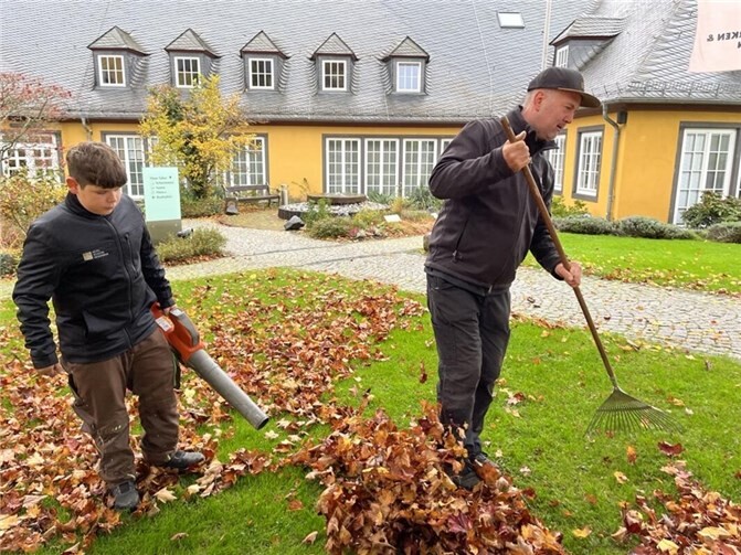 Eine Chance, zwei Wege Mit Spaß an der Sache: Michel Heinen unterstützt Hausmeister Andreas Lenz. Foto: ADG/Alexander Kaiser