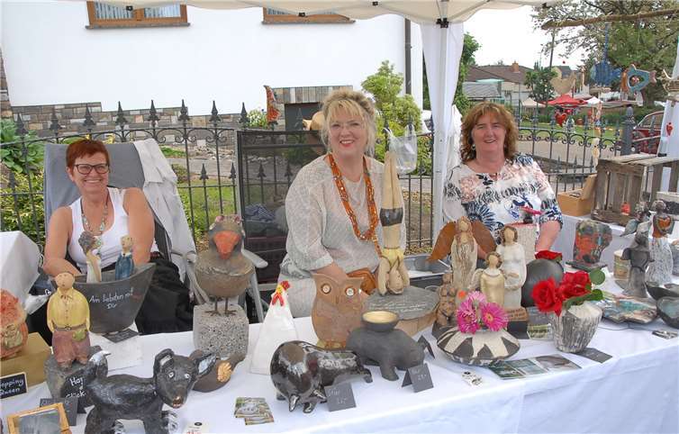 Mit Spaß bei der Sache waren diese drei Ausstellerinnen, die selbstgemachtes Kunsthandwerk verkauften.