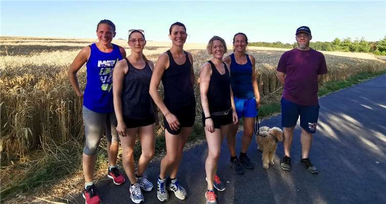 Mit Spaß dabei - Einige TeilnehmerInnen des neuen Lauftreffs von Mona Lachermair (3.v.l.). Foto: privat