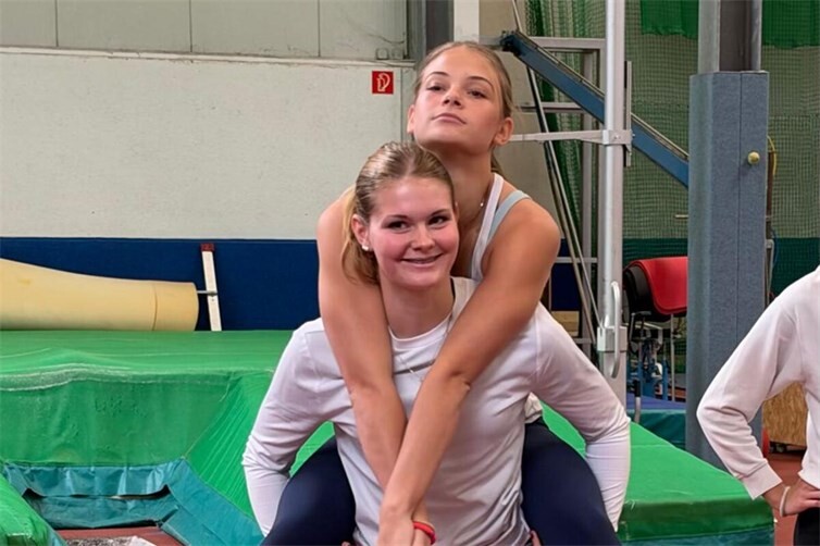 Mit Spaß dabei. Lina Näkel mit Lissi Schwindt vom Post-SV Trier.