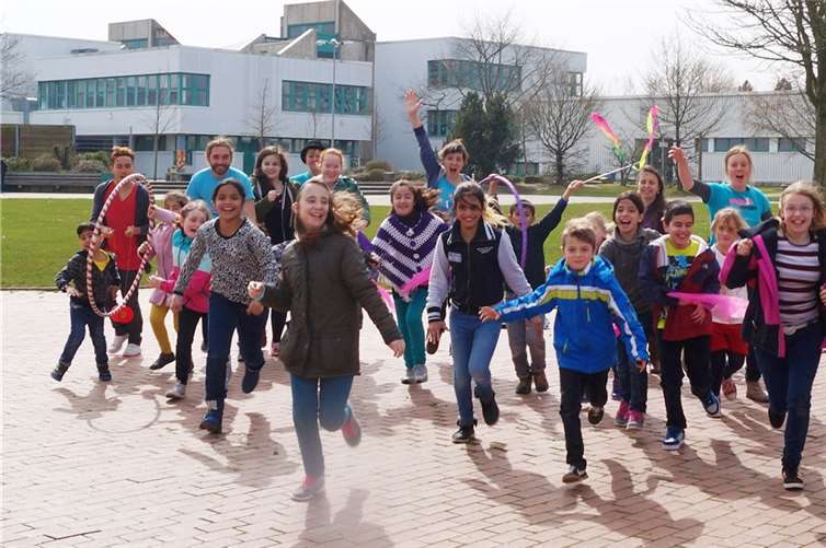 Mit Spaß und Energie dabei: Die jungen Artisten und ihre Zirkustrainer. Stadt Meckenheim