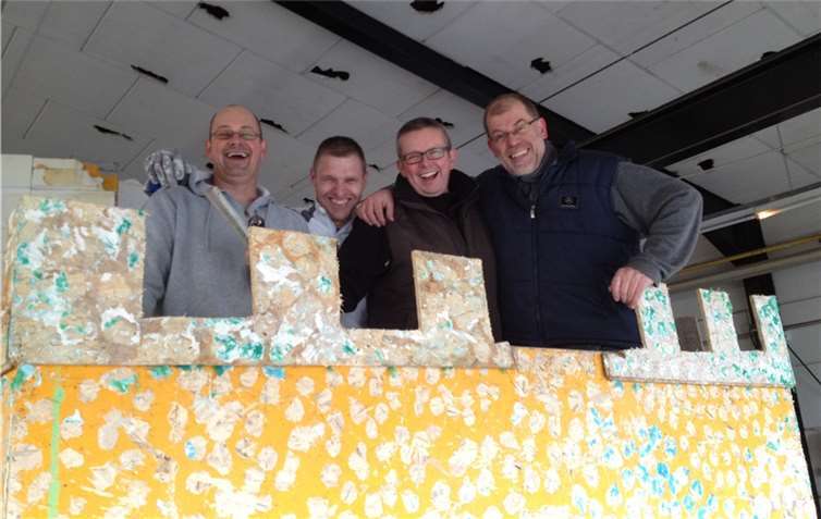 Mit Spaß und Freude beim Bau des Karnevalswagens sind Achim Cordewener, Heiko Schwarz, Georg Tillmann sowie Daniel Müller.Privat