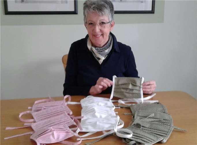 Mit Spenden an Stoffen, Schrägband, Gummi, Draht und Garn wurden die Damen eifrig ermuntert, diese Masken anzufertigen. Foto: privat