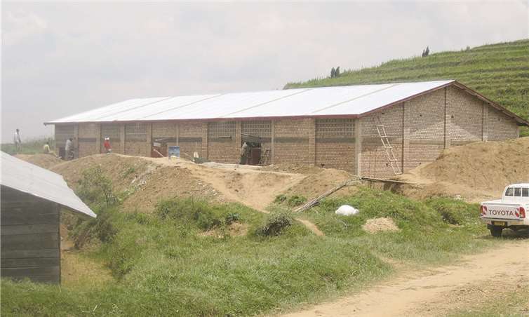 Mit Spenden aus dem Kreis Ahrweiler gebaut: Die neue landwirtschaftliche Lagerhalle in Nyaruguru. KV-AW