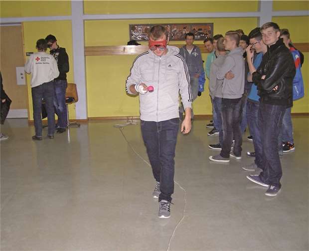 Mit Spezialbrillen wurden die verschiedenen Alkoholgehalte simuliert.