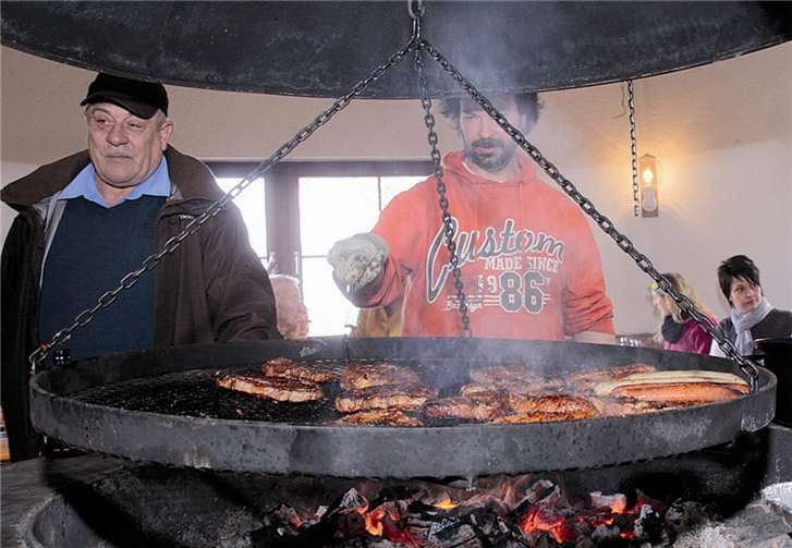 Mit Spezialitäten vom Grill konnten sich die Gäste bei winterlichen Außentemperaturen stärken.