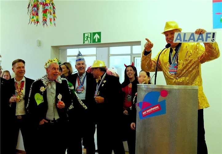 Mit Spickzetteln für den Narrenruf dirigiert Kurt Krautscheid den Chor der närrischen Gäste.