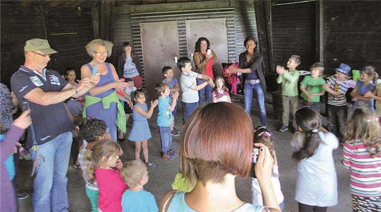 Mit Spiel, Spaß und Tanz verlebten Groß und Klein gemeinsam einen schönen Tag. privat