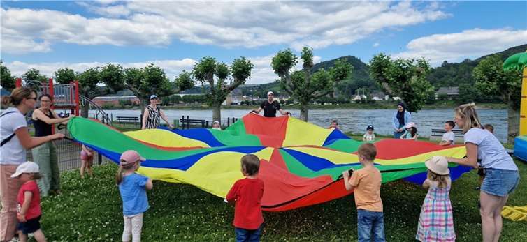 Mit Spielen wie dem Spielmobil und dem großen Schwungtuch verwandelte sich der Platz in eine bunte Spielwiese, die Jung und Alt zum gemeinsamen Sport und Spaß einlud. Quelle: VfL Brohl