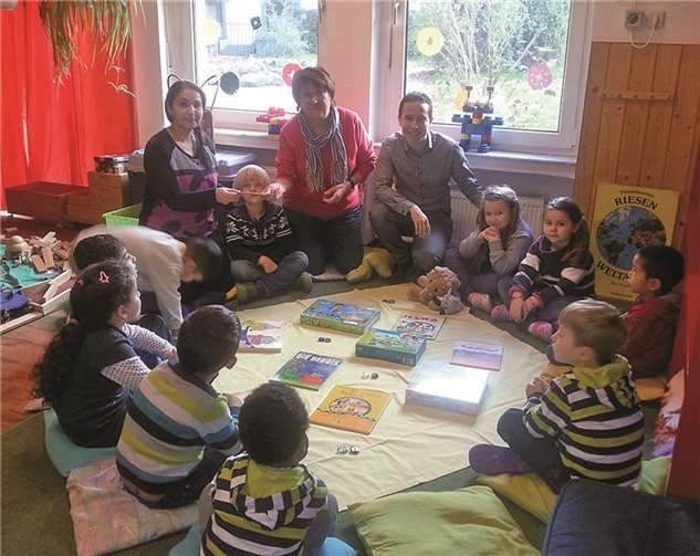 Mit Spielsachen und Büchern werden die Kinder an die deutsche Sprache herangeführt. privat