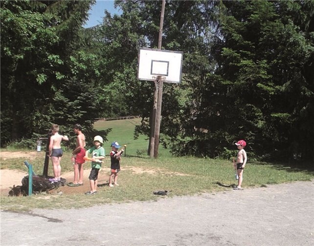 Mit Sport, Spiel und viel Sonnenschein vergeht ein Tag im Zeltlager wie im Fluge. privat