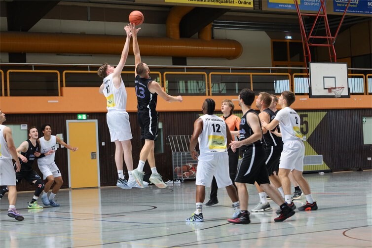 Mit Sprungball Saison und Spiel begonnen.