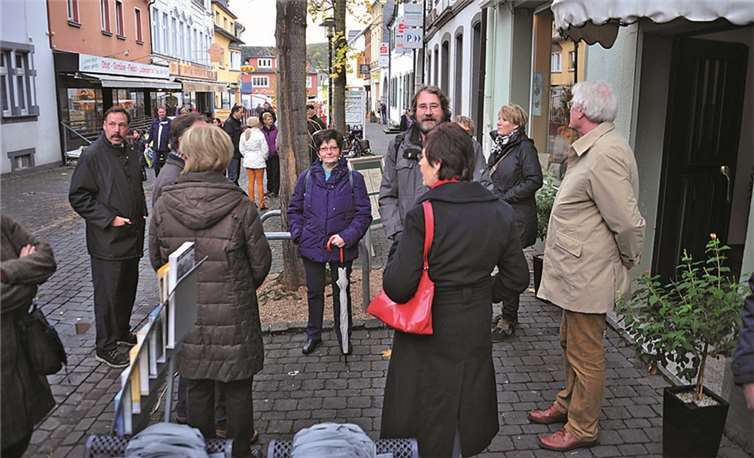 Mit Stadtführer Bernd Linnarz konnten sich interessierte Gäste auf eine Reise durch Sehenswürdigkeiten der Barbarossastadt und ihre Geschichte begebe.