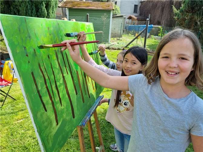 Mit Staffeleien, Pinsel und Leinwand ausgestattet, schufen die Teilnehmenden im Garten des Jugendhauses interessante Kunstwerke. Quelle: Stadt Neuwied