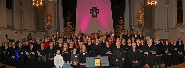 Mit Standing Ovation und minutenlangen Beifall honorierten die Besucher zum Abschluss die Sängerinnen und Sänger für ein phantastisch dagebotenes Konzert. Foto: privat