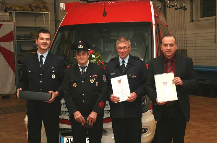 Mit Standing Ovations wurde Johann Josef Glees (2. von links) in die Altersabtei-lung verabschiedet. Bürgermeister Bell, Wehrleiter Oelsberg und Wehrführer Meid (von rechts) dankten ihm für seine langjährige aktive Tätigkeit.