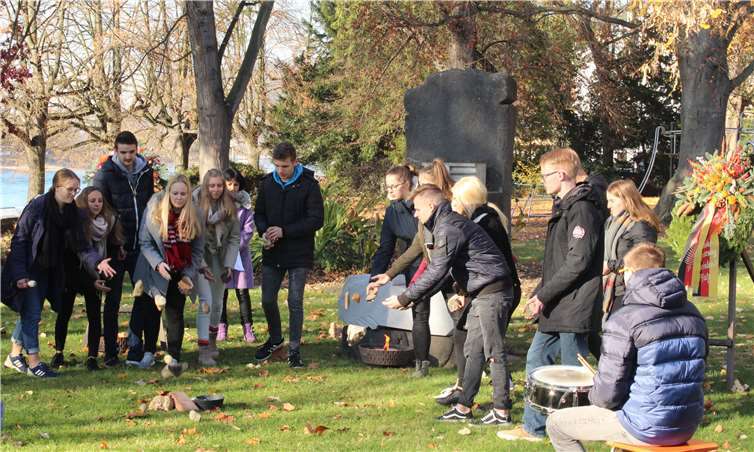 Mit Steinen erinnerte der MG-Geschichtskursus zunächst an die in Trümmer liegenden Städte bei Kriegsende. DL