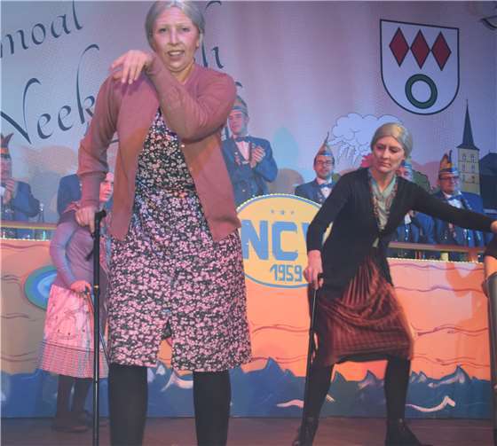 Mit Stock und Rollator liefertendie Möhnen „Viva Alaaf“ einschwungvolles Tanz-Battle.