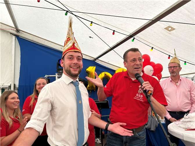 Mit Stolz nahm der frisch gewählte Präsident der „24er“, Matthias Stein, die Kappe entgegen.  Foto: Eva Bonn