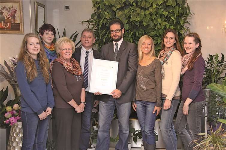 Mit Stolz präsentieren das Ehepaar Meyer und sein Team die neuerliche Auszeichnung. privat