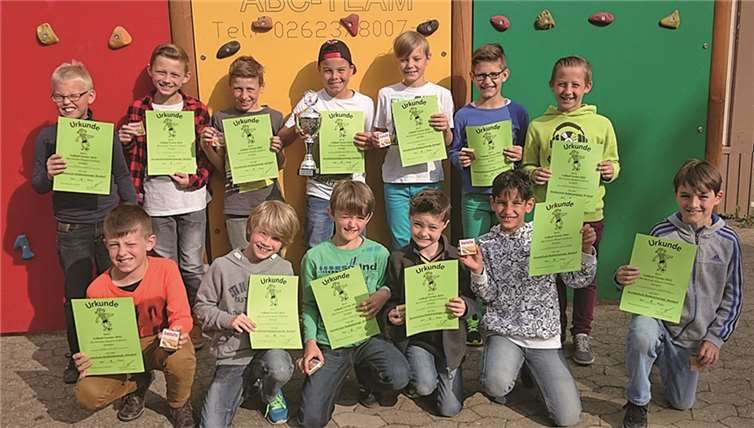 Mit Stolz präsentieren die Jungs ihren Pokal und die Urkunden.